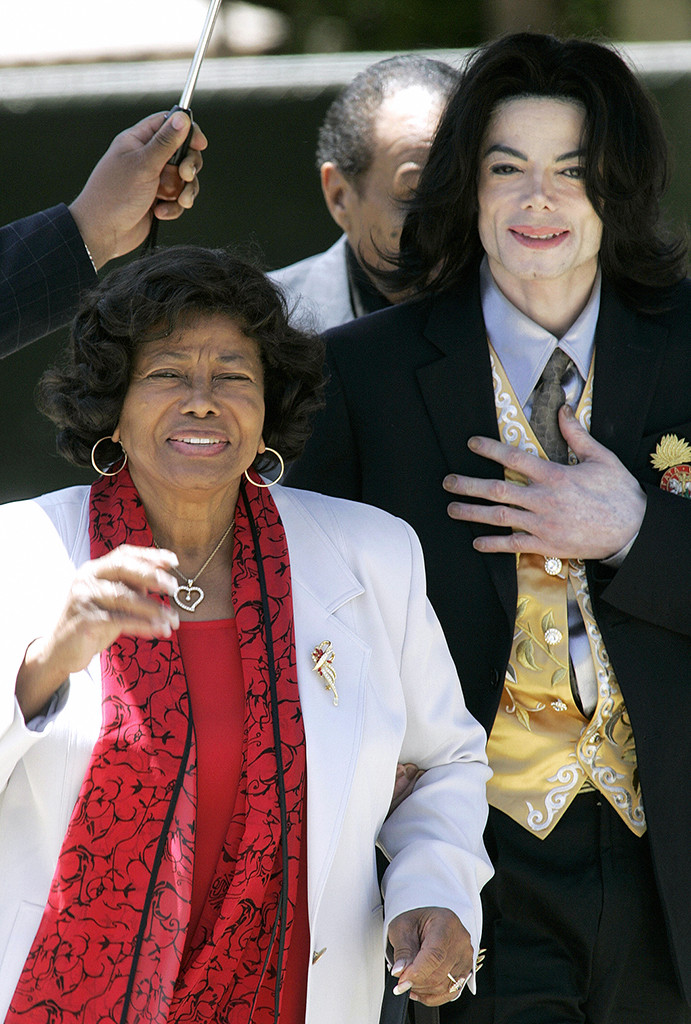 Katherine Jackson S Complicated World How The Matriarch Has Remained The Unbreakable Center Of Her Family Through Scandal Tragedy E Online